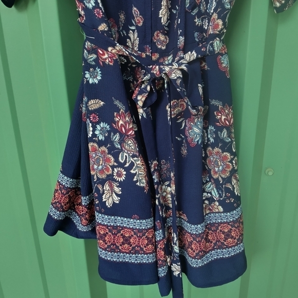 NEW Women's Floral Shorts One Piece Romper Size Medium Ditsy Flowers - Picture 3 of 9